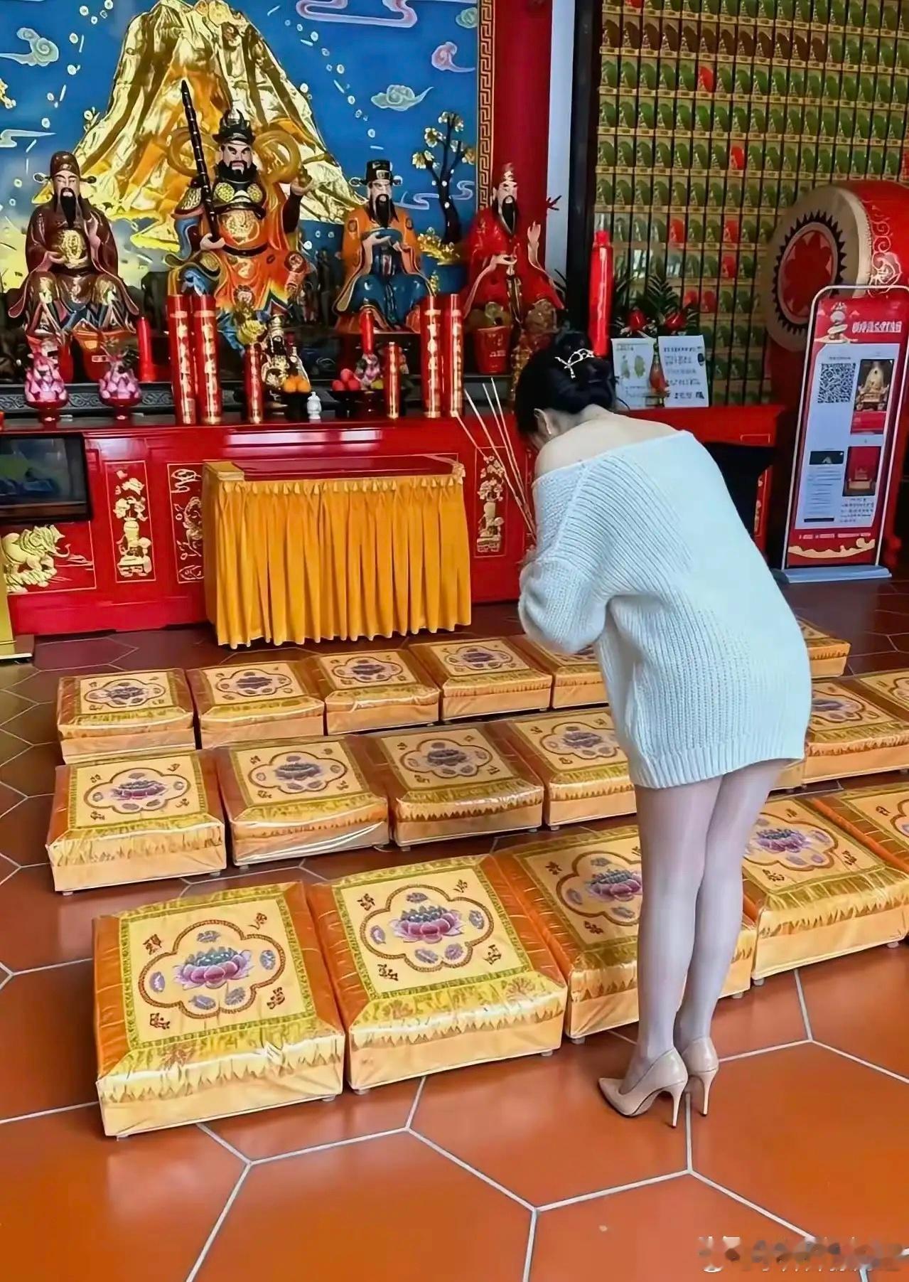 不建议穿这样拜佛，这让现场禅师很尴尬吧？​​​