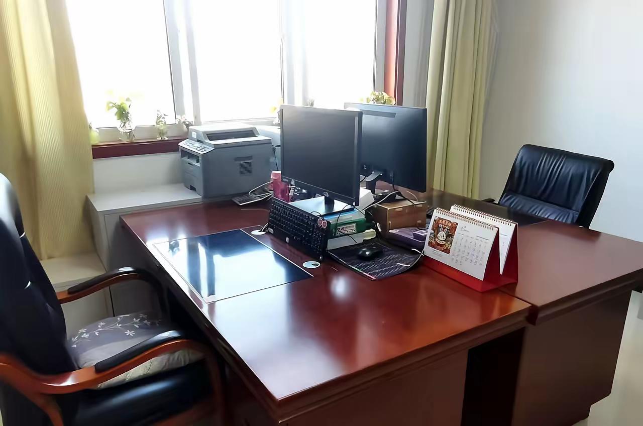 翻遍整部《公务员法》，法定行政级别最低是副科级，压根没有“股级”这一说，但现实里