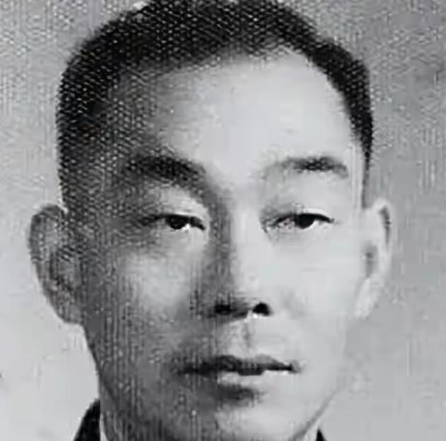 1949年上海解放，陈毅当市长，正愁找不到能镇住特务、黑帮的公安局长。陈赓笑着说