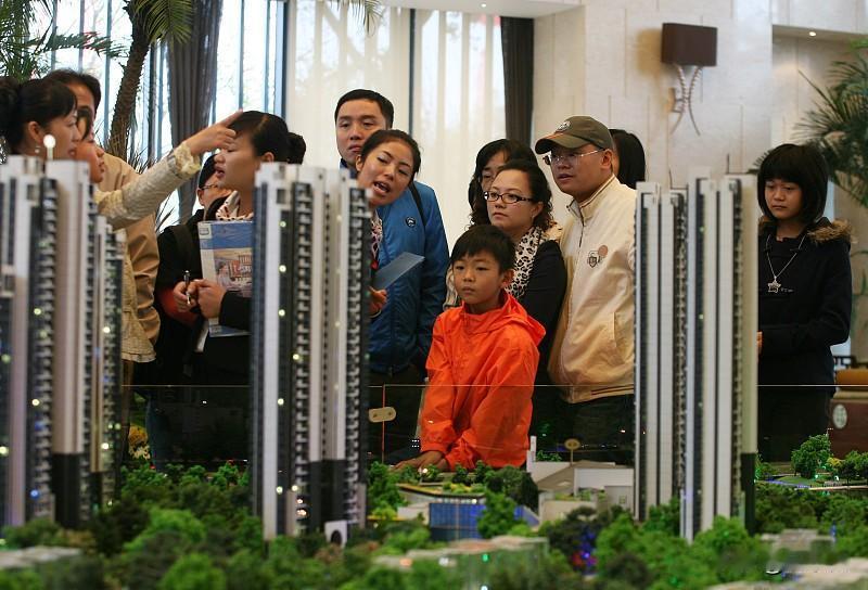 购房者心态上的变化。2024年国庆黄金周的深圳楼市，是马力全开：售楼部24小