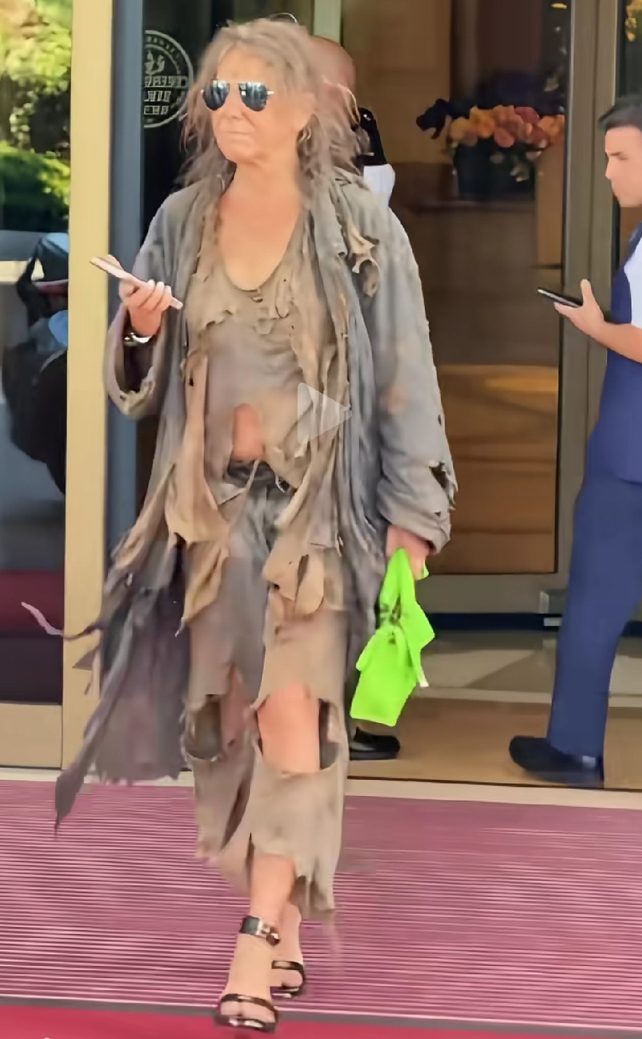 如果马云穿上这身衣服你不会说马云穷因为大家都知道马云是富豪但是如果是普通人