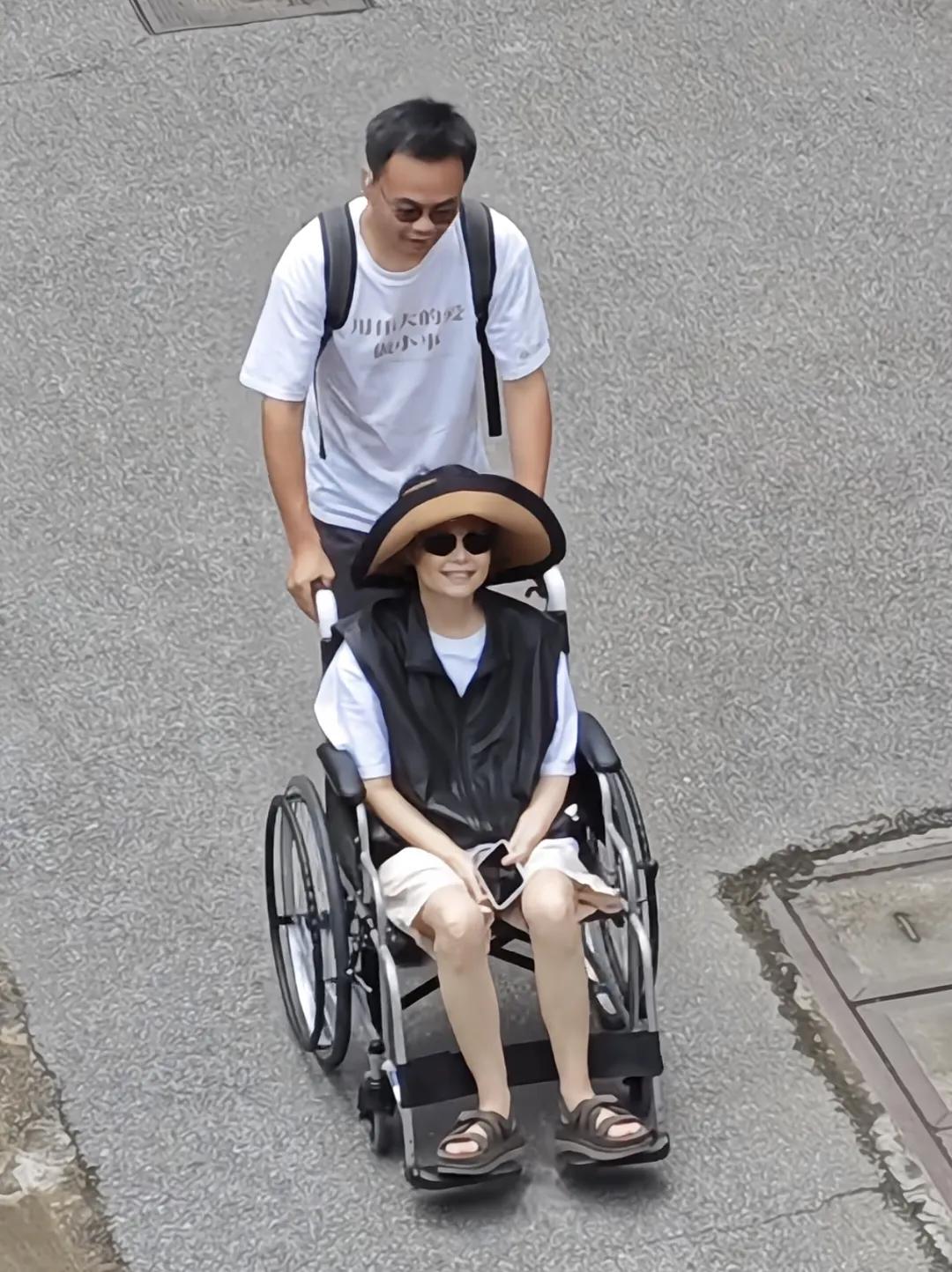袁立经过治疗终于出院了，老公梁太平推着她，她坐在轮椅上像粉丝招手，从远处看状态还