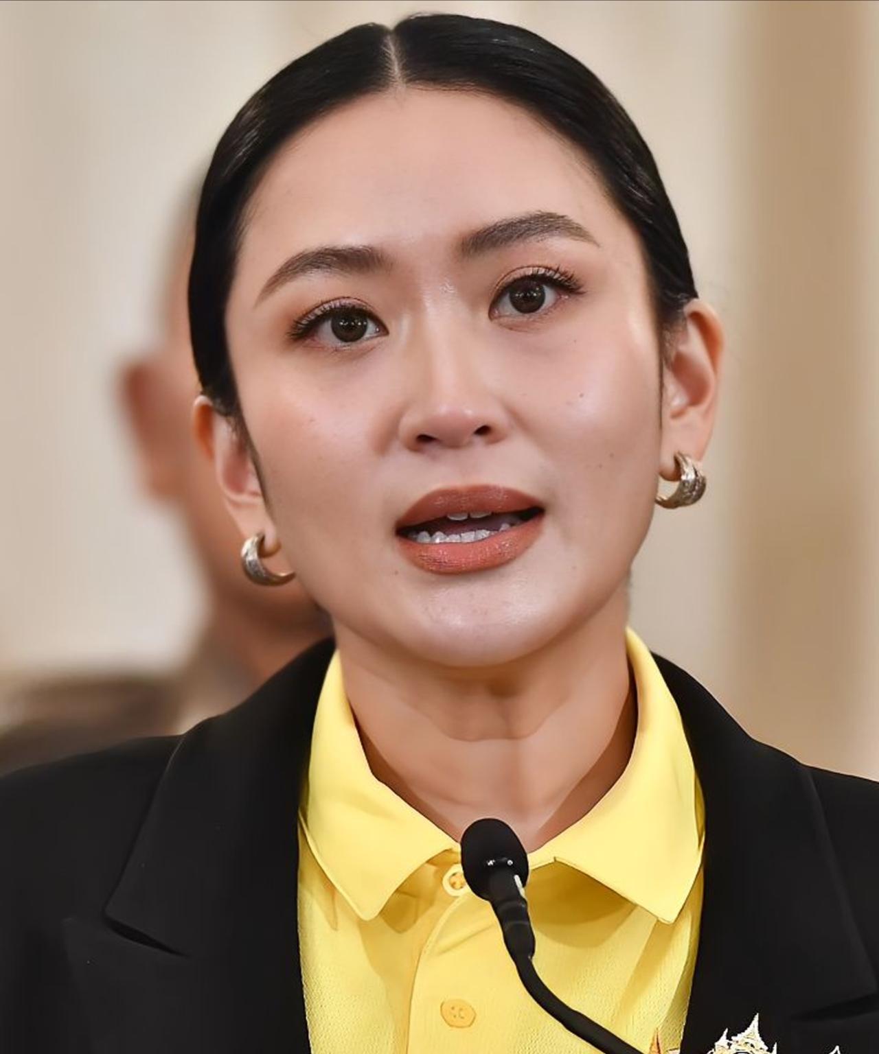 佩通坦五官惊艳，柳叶眉搭配裸色唇膏好美6月19日，泰国总理佩通坦召开例行会议，
