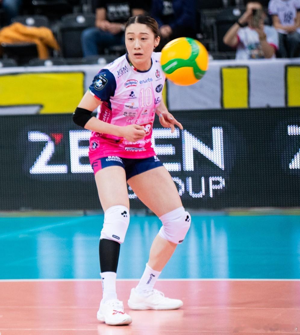 ⚡️欧冠女排B组小组赛，罗兹建设1-3诺瓦拉一战中，日本国手石川真佑进攻受阻严