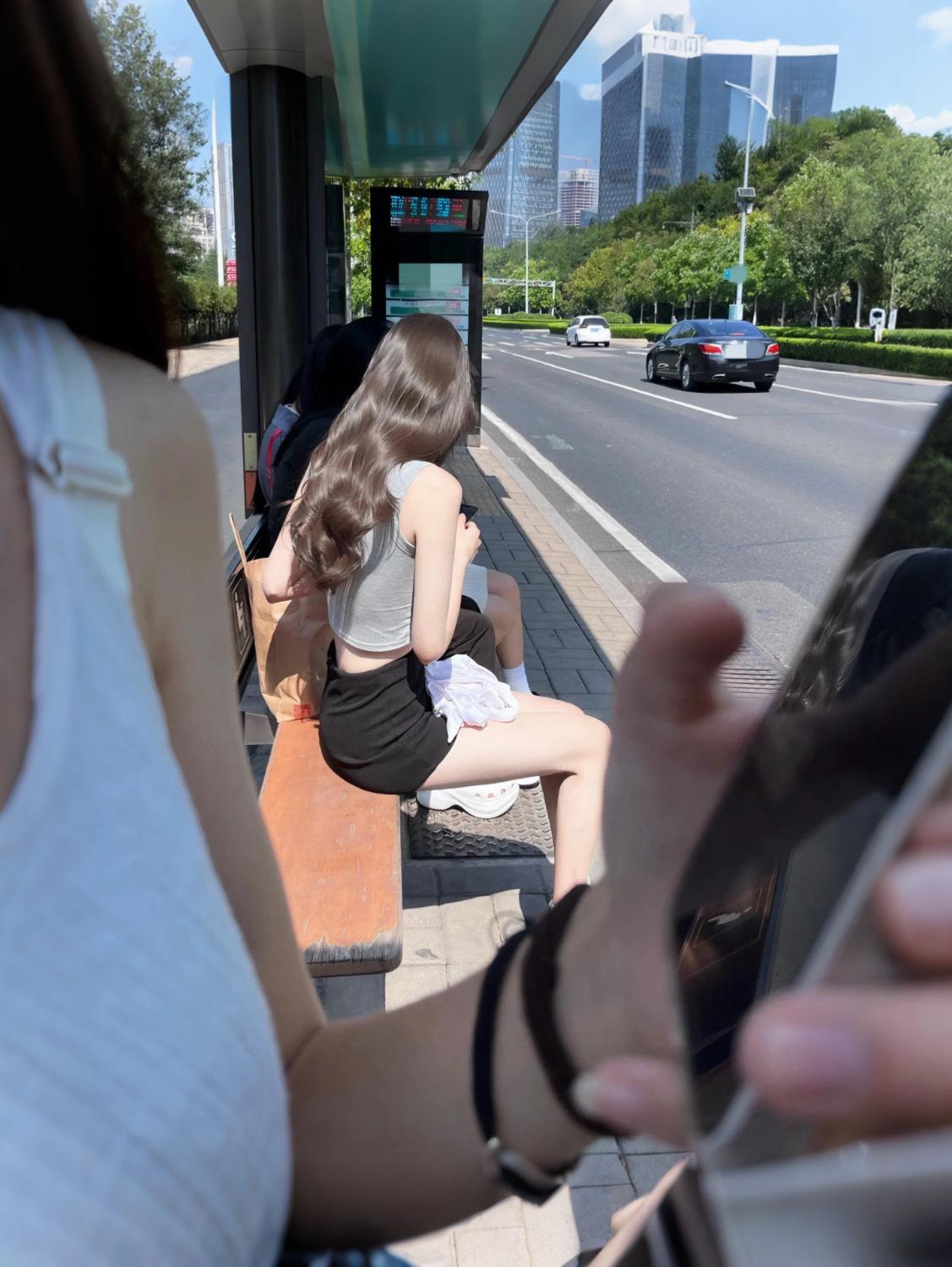 头一回让我移不开眼的女孩出现了…真正的大美女果然随便瞥一眼就根本移不开眼！身材