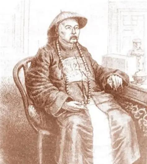 1877年，兰州街头，左宗棠微服私访。街角风吹起一面木制招牌，上面赫然写着“天下