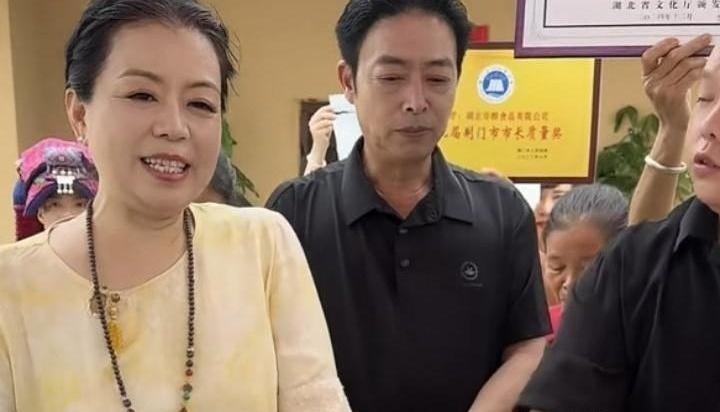 许敏的直播间，哪是卖货，简直就是个战场。一边是喊着“支持许妈，就是支持正义”的