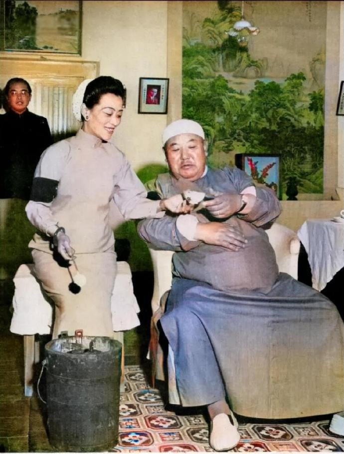 这是1956年拍摄于美国的马鸿逵和他的四姨太在自己豪宅里的生活老照片，素有“宁夏