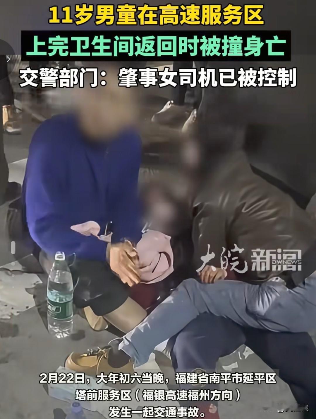 爸爸拼命搓着孩子冰冷的手，一遍又一遍，仿佛这样就能把他暖回来。这一幕真的看哭了！