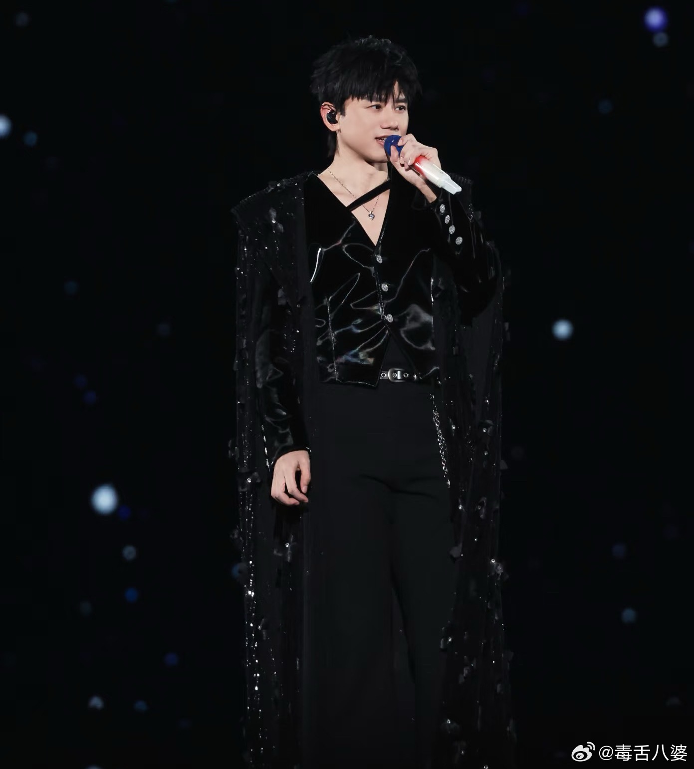 张杰一件羽绒服穿了快10年张杰这件羽绒服怕不是要穿成传家宝吧？从2017年穿到