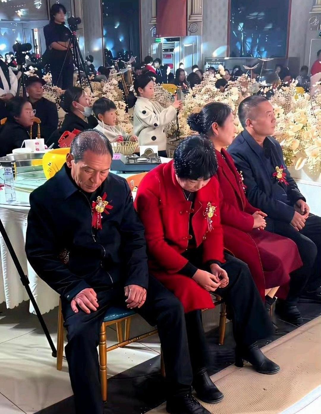 喜庆的日子，怎么都愁眉苦脸的。