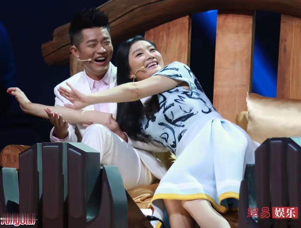一次，李静问玲花:“你和曾毅整天出双入对，你老公会不会吃醋？”不料玲花却哈哈一笑