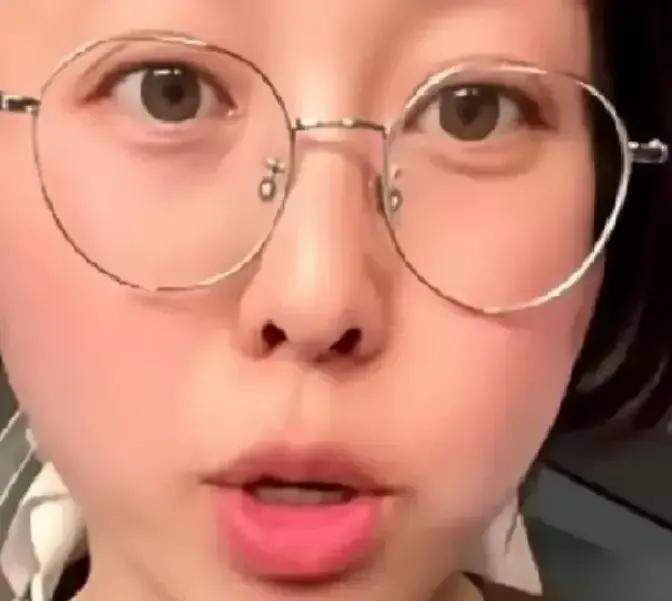 田媳妇被扒半年没回郭杜，镜头里那土灶、婆婆、鸡圈全是租场拍，本人住西安大平层，喝