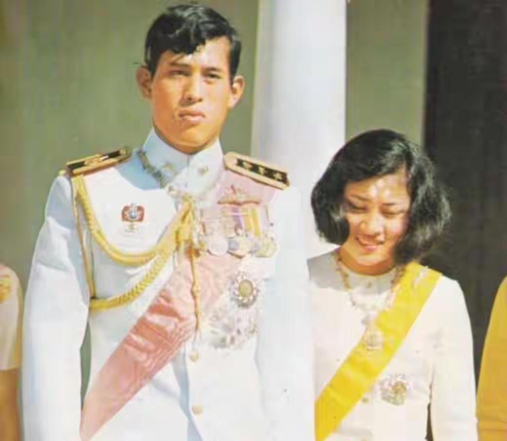 两张老照片，颂妃和二妃子这样看其实长相也差不多，可泰王表情就差多了。一个面无表情