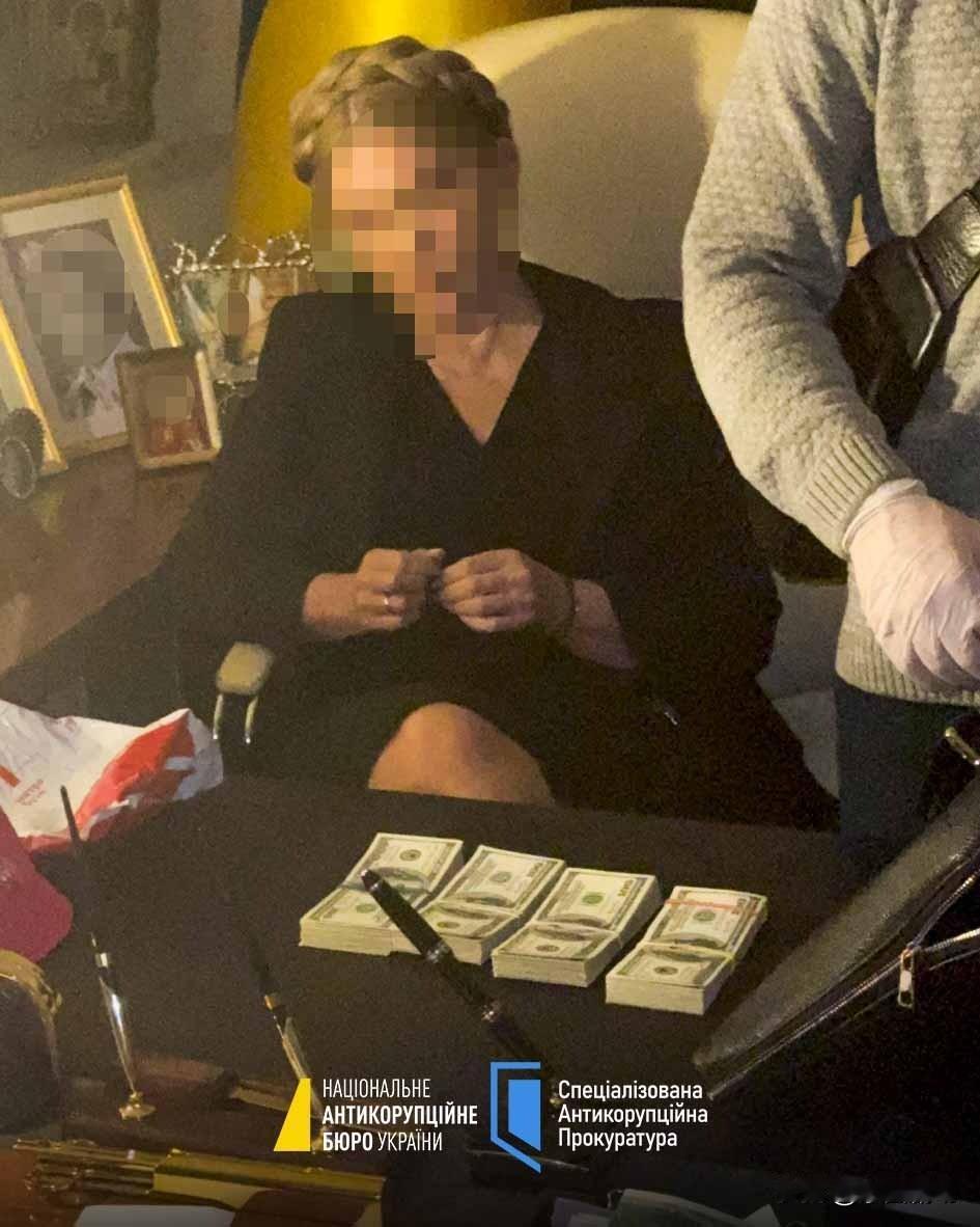 乌克兰​前总理办公室堆满现金。乌克兰​前总理兼祖国党领导人尤利娅·