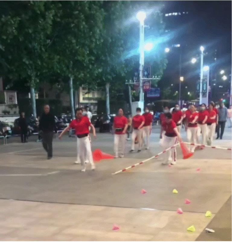 人们为什么不喜欢暴走团，就是移动扰民毒瘤，到了喊打程度。邻居阿姨曾跟着朋友走了