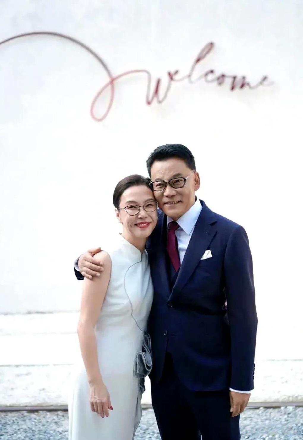 李国庆再婚，还挺热闹！两人同是北大校友，请柬还挺用心看“两列错过站的列车，终于