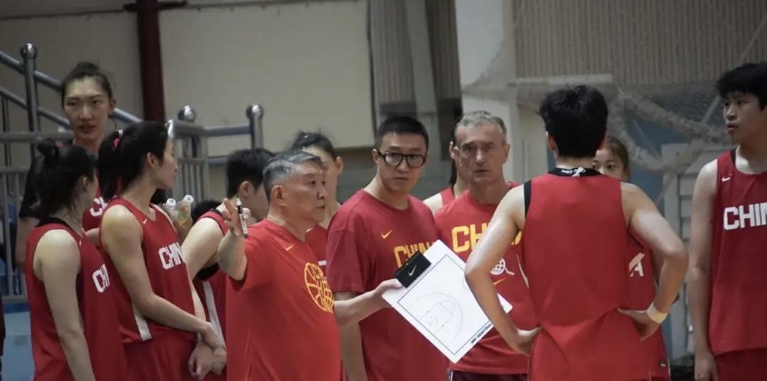 不能忍！中国女篮输大学生队，宫鲁鸣用人争议，球迷呼吁李梦回归就在8月中旬，中国
