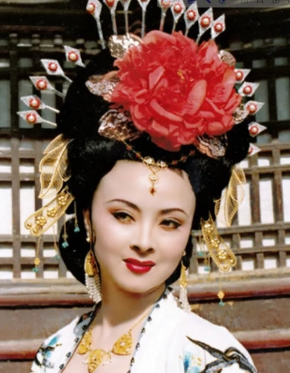 756年，一辈子不近女色的太监高力士，竟然抱着一位容颜绝美的女人，将她的脑袋套在