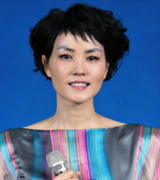 网传主持人问王菲："你是不是看到让你动心的剧本，你才会接？"王菲摇摇头："不一定