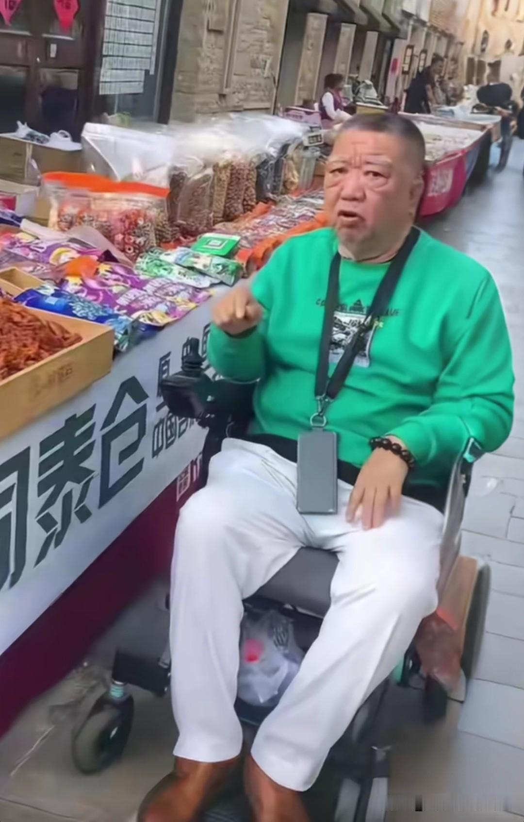 单口相声演员孟凡贵的现状令人堪忧。近日，我国单口相声大师孟凡贵独自坐着轮椅上