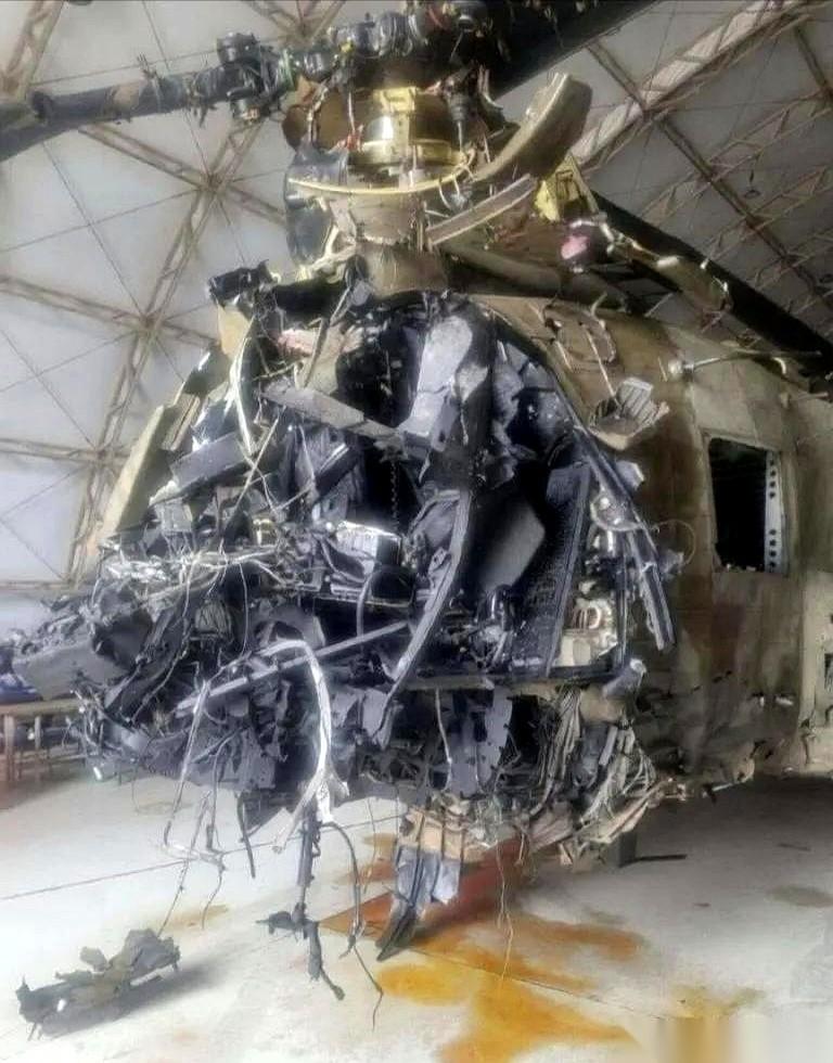 美军一架支奴干重型直升机，就这么杵在科威特的军营里，一声巨响，没了。肇事的，是