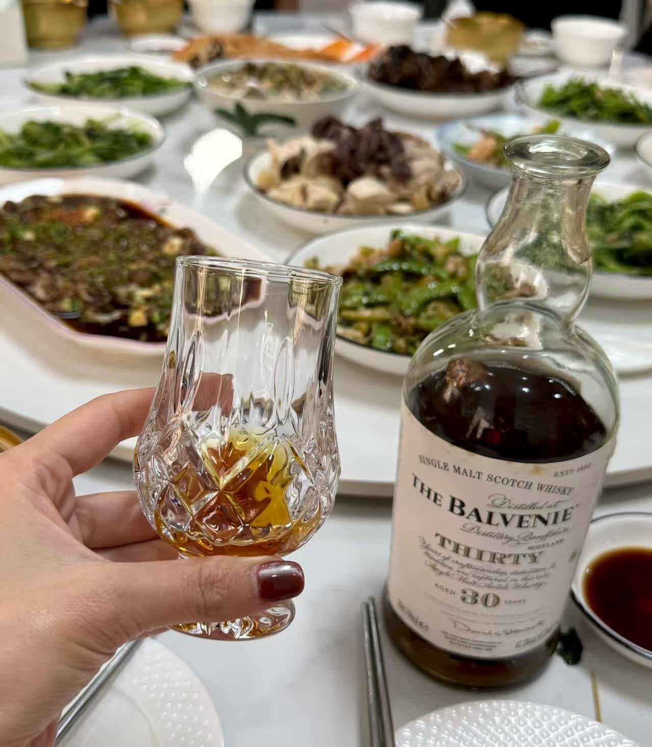 都说2025年大环境不好，钱难赚，​一到过年发现有钱人真多，朋友圈有喝百富的