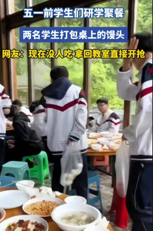 多好的孩子，真的特别棒，必须点赞！五一前研学聚餐，大家吃完饭后，两个孩子偷