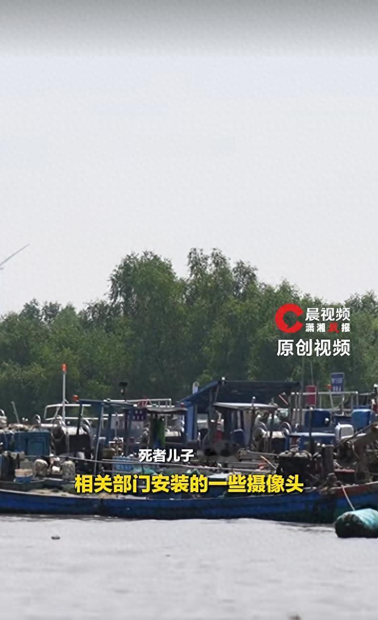广东汕头，靠海为生的一对夫妇，在出海采收生蚝时，不幸被一艘大型铁船撞击。小船倾覆