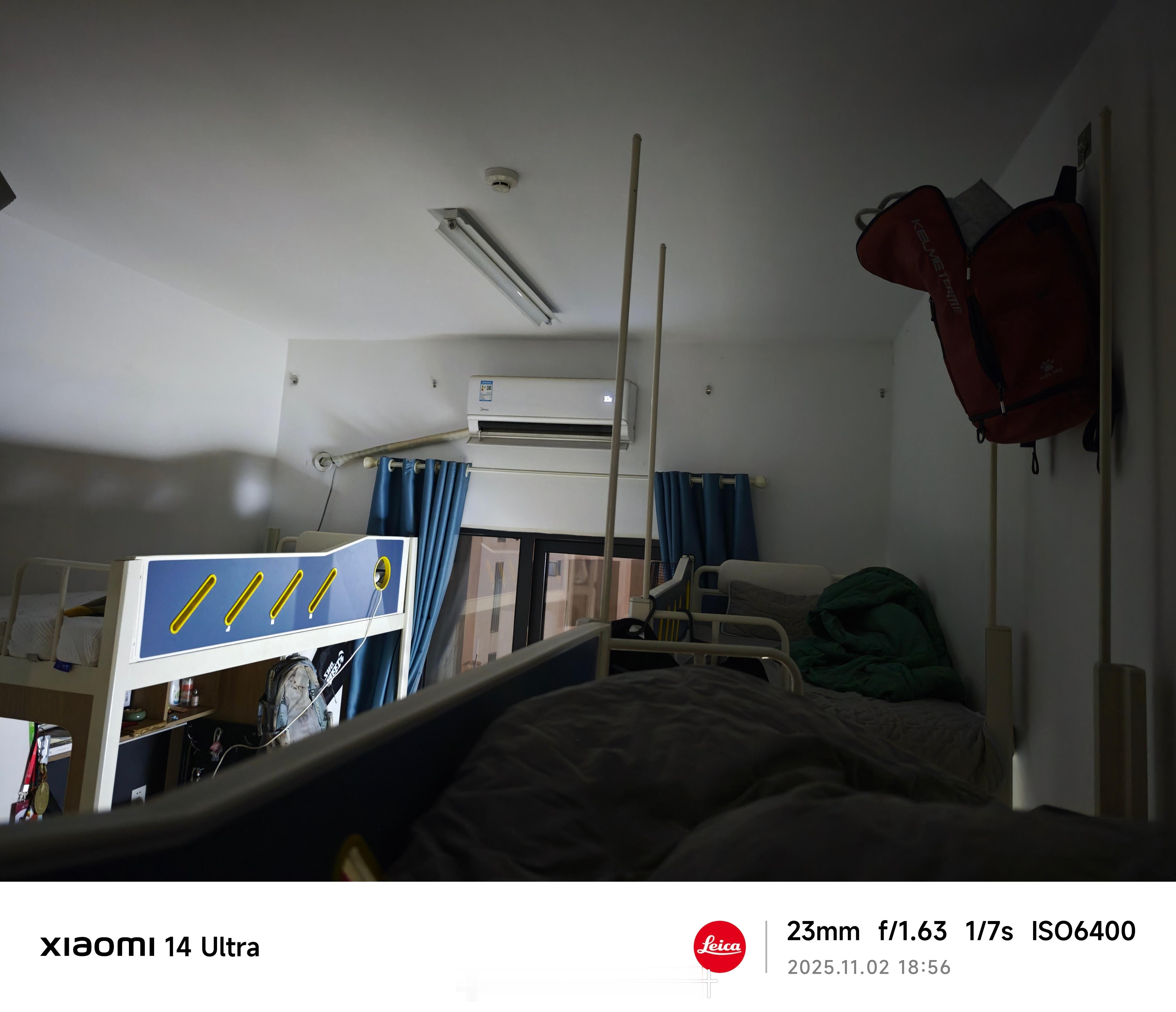 没吃晚饭，似乎是睡早了，就努力睡着吧……​​​