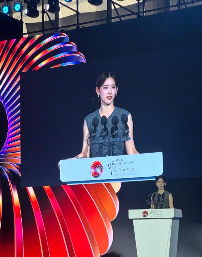 章泽天在京出席活动！4月28日，“世界艺术与科技对话”开幕式在京举办，京东美