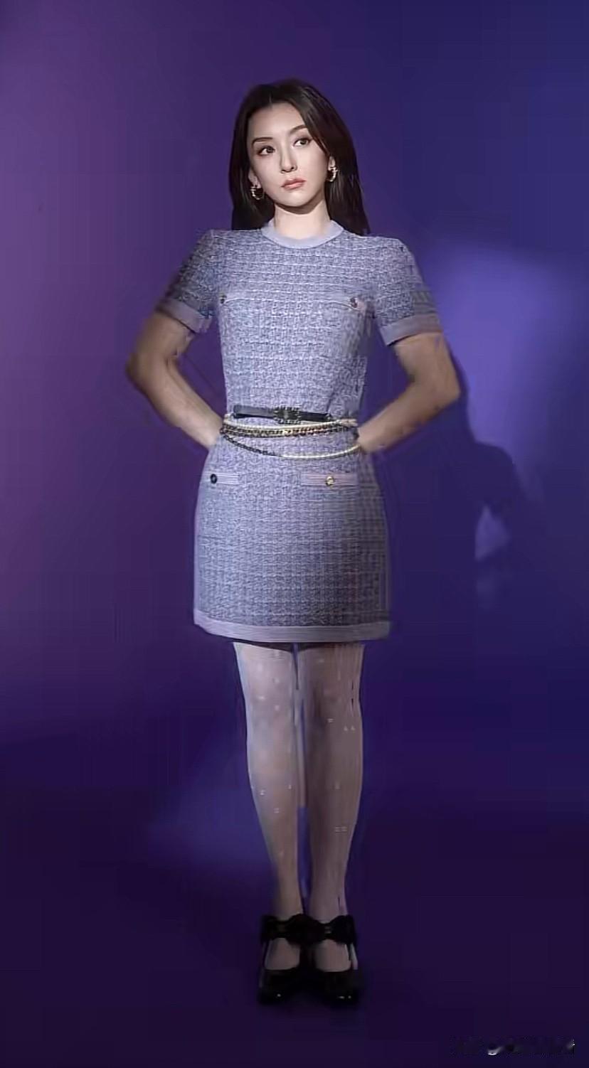 天王嫂方媛新造型出炉，身穿深紫色连衣短裙，手戴香奈儿手镯，耳朵上是香奈儿的耳环，