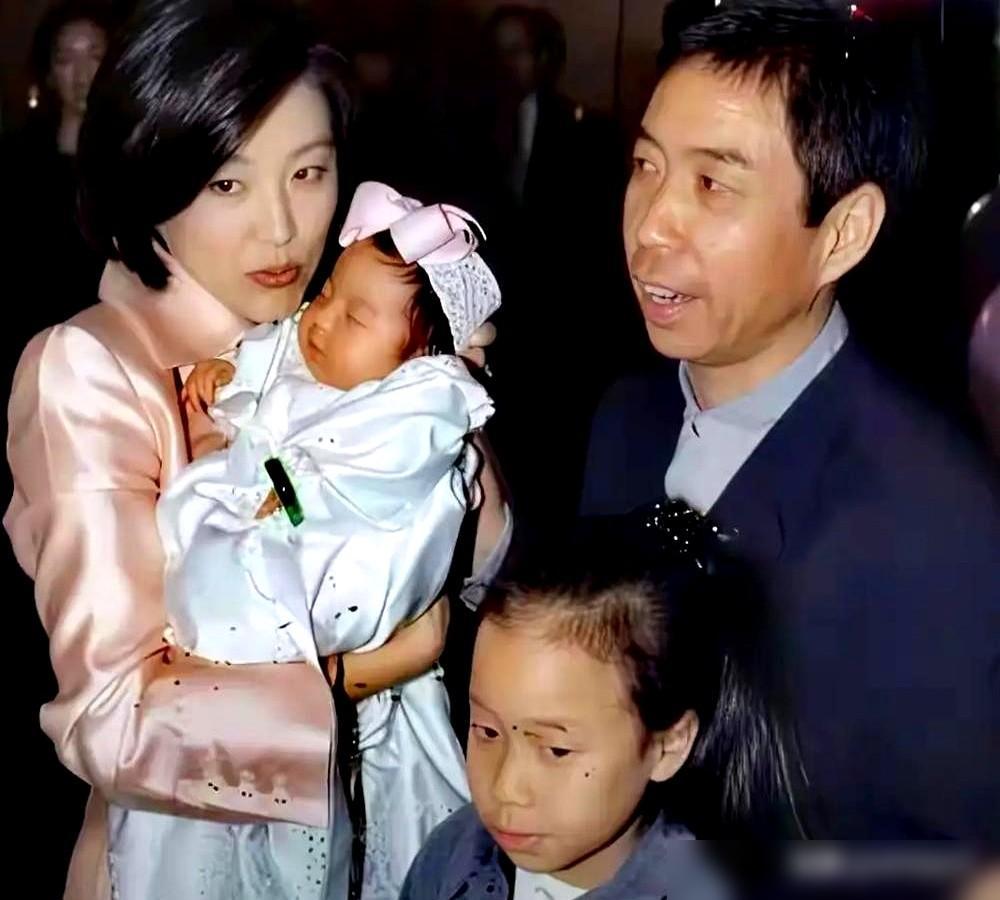 2000万巨款刚被骗光，他却在游艇上亲眼看着父亲和林青霞分手。那时秦汉被朋