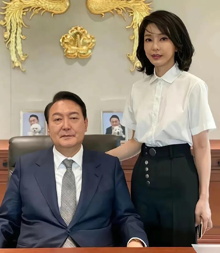 尹锡悦的最终底牌亮了！当地时间17日，尹锡悦突然宣布退出国民力量党，并呼吁广大