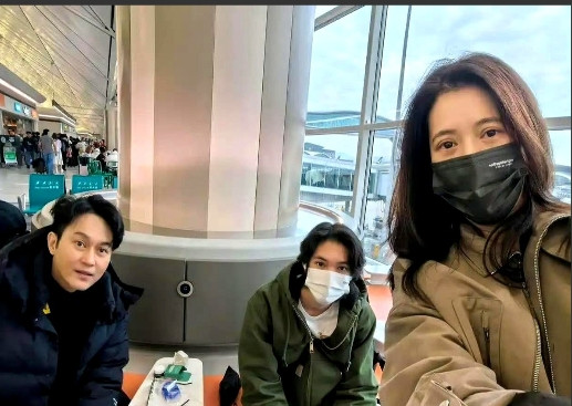 袁咏仪张智霖带儿子日本度假，18岁魔童长相帅气，跟妈妈简直一模一样！别说，这
