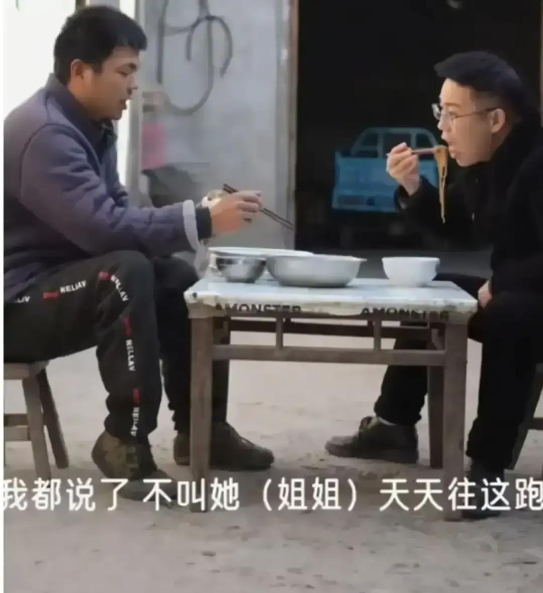 宁宁直播里一句“其实我不想姐姐天天来做饭”直接冲上热搜。原来姐姐每天拎着菜上门