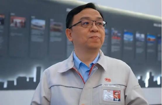 王传福说，他高中时回家要生活费时，他嫂子张秀菊，翻箱倒柜，兜里就几毛钱，嫂子一拍
