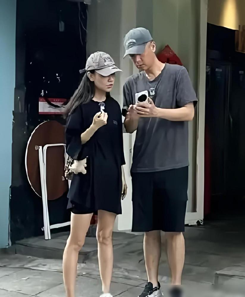 孙骁骁，正儿八经的"人间富贵花"。以前网上骂她的人真的数不过来，说她跟李响谈