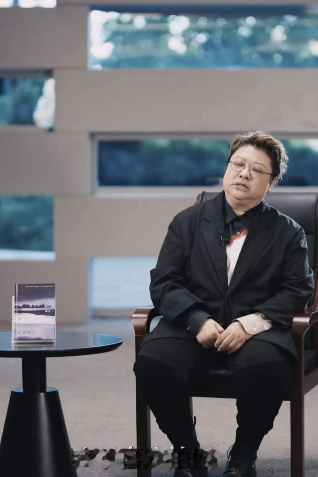 大家看看：韩红曾经在接受媒体采访时说：“我不喜欢拍照，也不喜欢被拍，也不喜欢这样