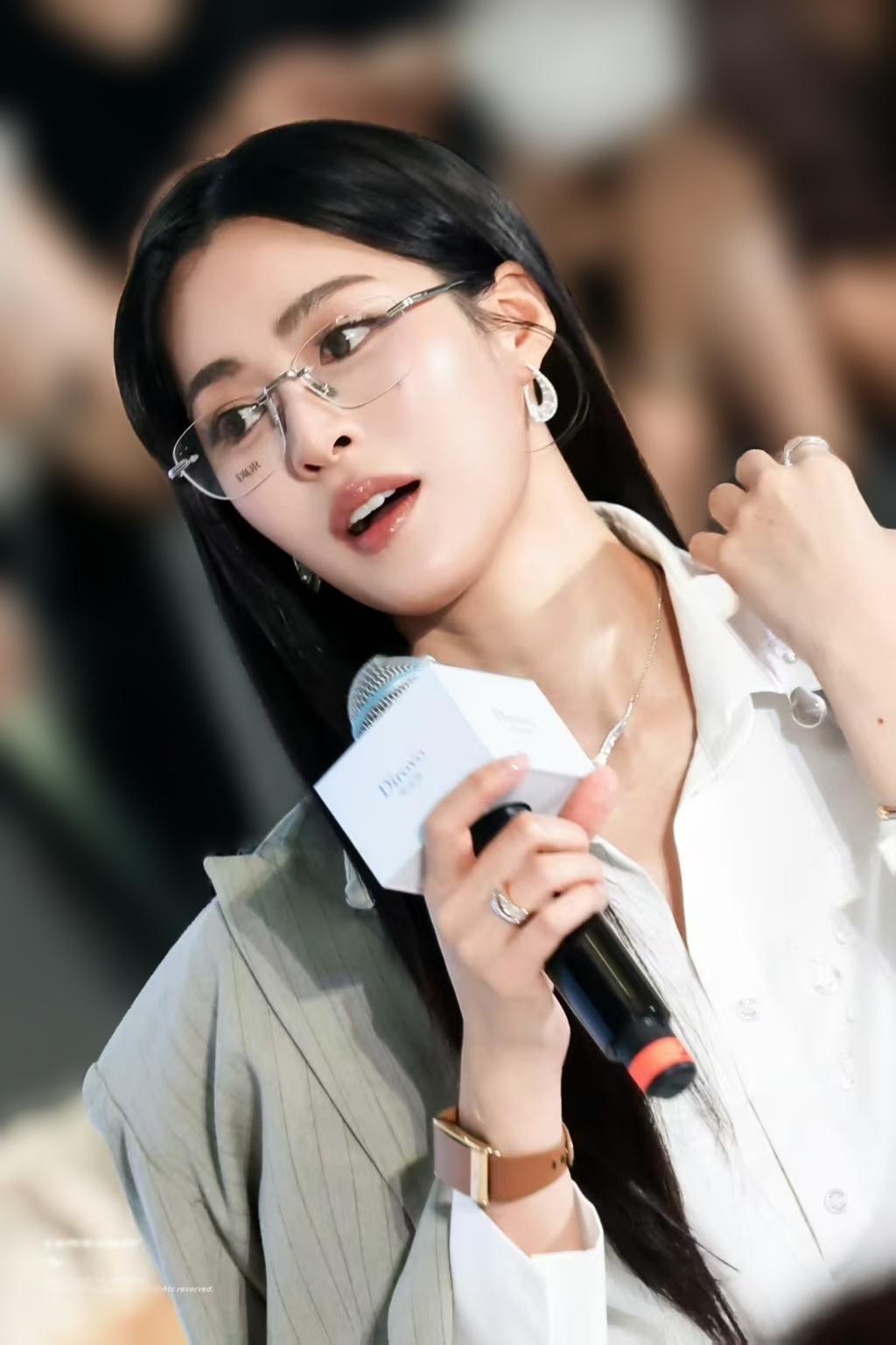 邝玲玲纽约时装周♡💌♡超A的，超爱的👓