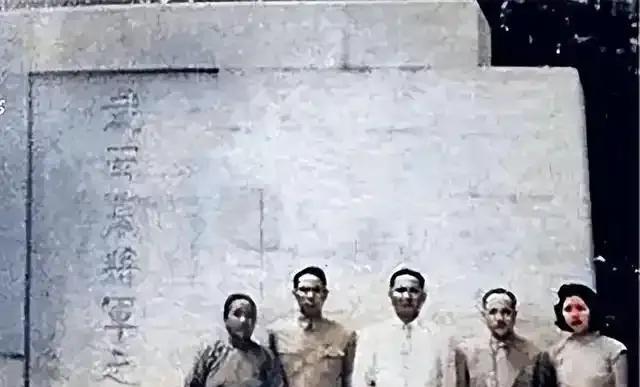 毛主席听说戴笠墓还在紫金山，说:“不要把他搞掉。”但没有保住墓地。五十年代，主