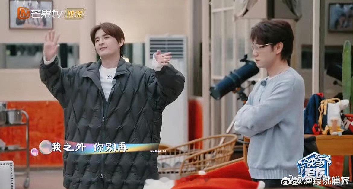 陈楚生画画合唱心都被净化了快乐老友记谁还没听过陈楚生和画画合唱的《耍赖》？吉他