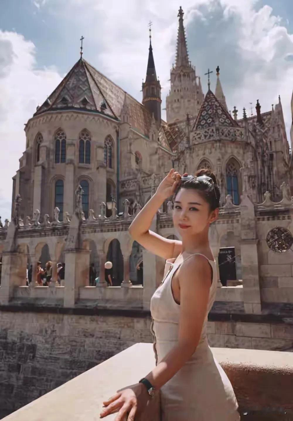 难道李小萌就是传说中的“上半身美女”吗？王雷夫妇带着儿子在匈牙利过暑假，照片中