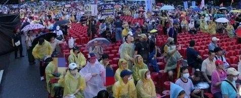 国民党今晚在台北市凯道举办“选前之夜””大型造势活动。台北今天雨势不断，间接影响