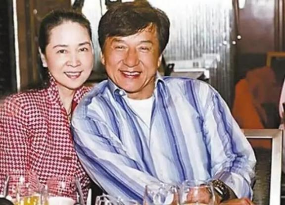 1999年，吴绮莉找到成龙：“我怀孕了，孩子是你的。”成龙说：“给你一个亿，把孩