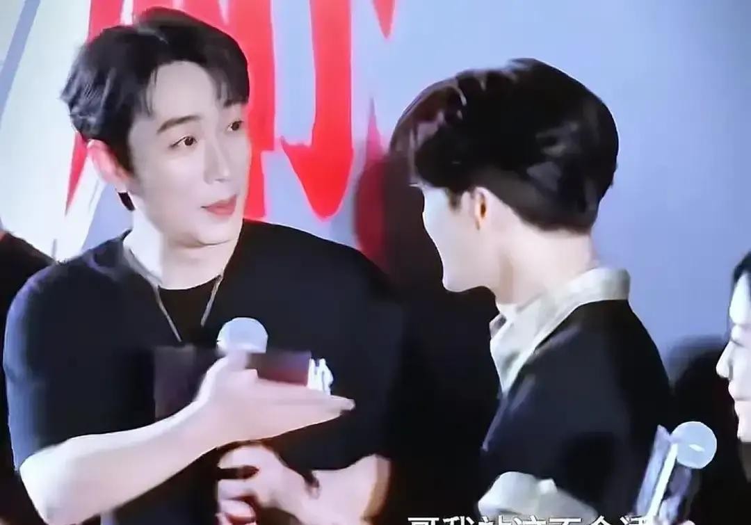 娱乐圈里那些为了抢个中间位置打破头的明星，真该好好看看这场路演的“推拉战”梁家辉当着台下那么多人的面