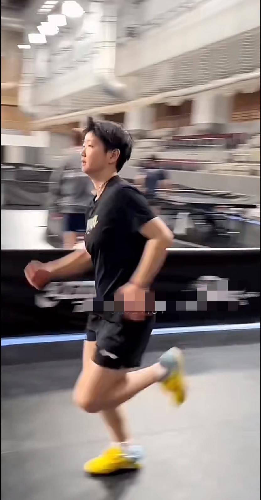跑着跑着，莎莎就长大了一张张画面里，都是赛场上奔跑向前的孙颖莎。迎着球大