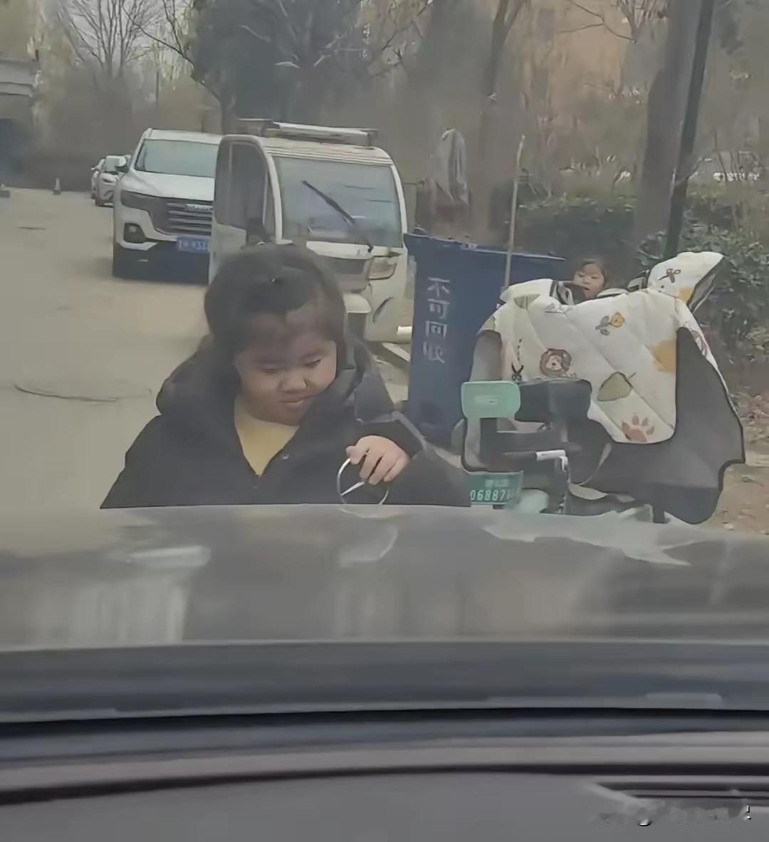 山东奔驰哥发现车标被小女孩掰掉，没吼没报警，直接把监控剪成15秒短片发抖音：谁家