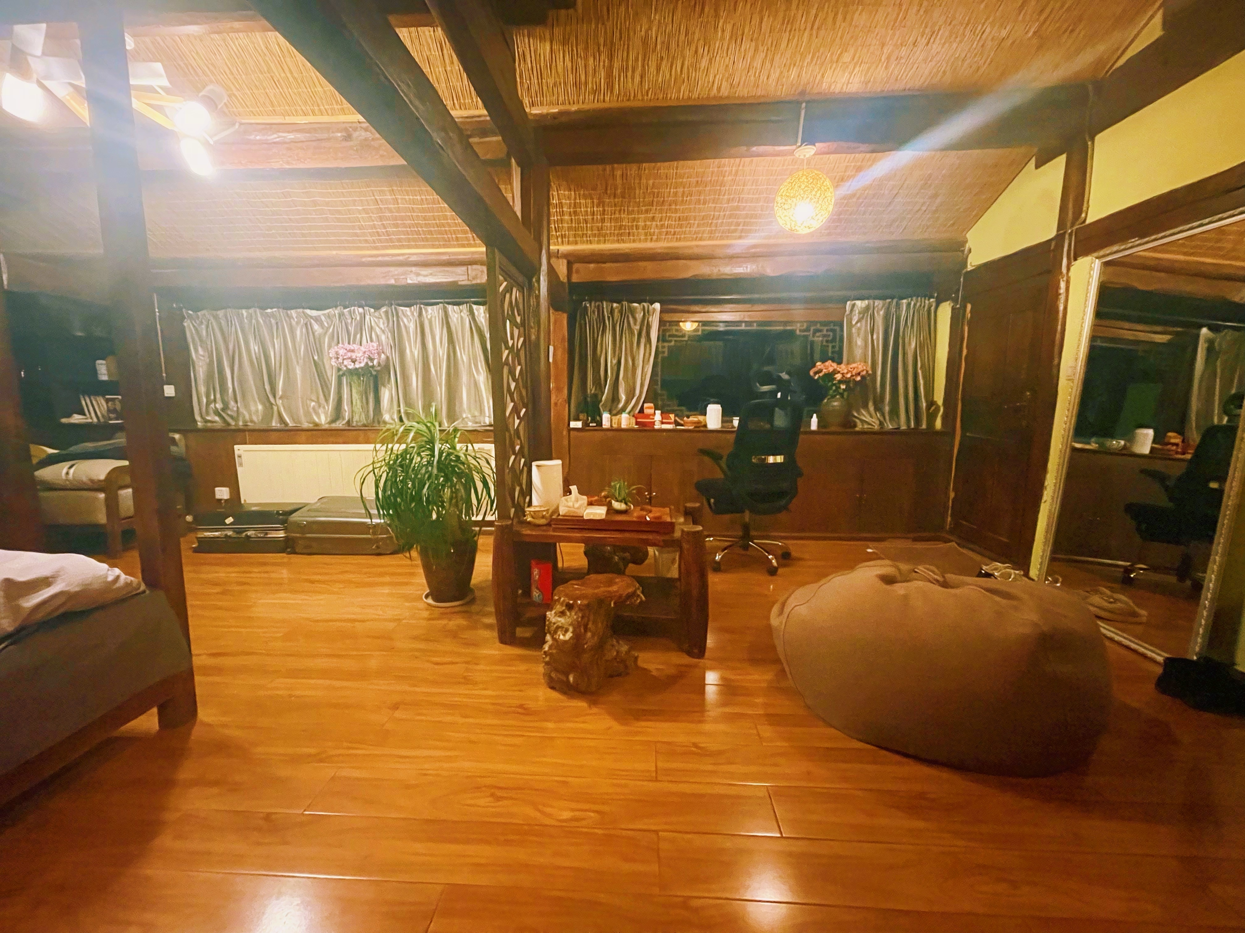 《甜》今夜晚睡第一次感到夜色很甜……孤独，终于也有了甜味……小院的宁静，很甜；今