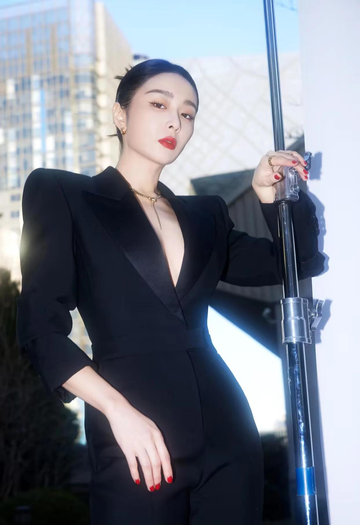 生活的好与坏，都是自己的选择，自己能尊重自己就够了。不需要向别人解释自己，也不需